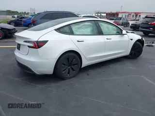 2025 Tesla Model 3 Long Range с VIN 5YJ3E1EA2SF981877, выставлен на аукционе IAAI как лот 42412352 с пробегом 1 967 миль миль и . История ставок и продаж доступна на DreamBid. Изображение 4.