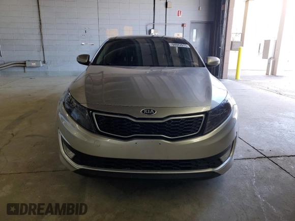 2013 Kia Optima EX z VIN KNAGM4AD3D5057004, wystawiony jako Copart lot #56042015 z przebiegiem 129 626 mil mil oraz Szkoda całkowita • Salvage title. Historia ofert i sprzedaży dostępna na DreamBid. Obrazek 5.