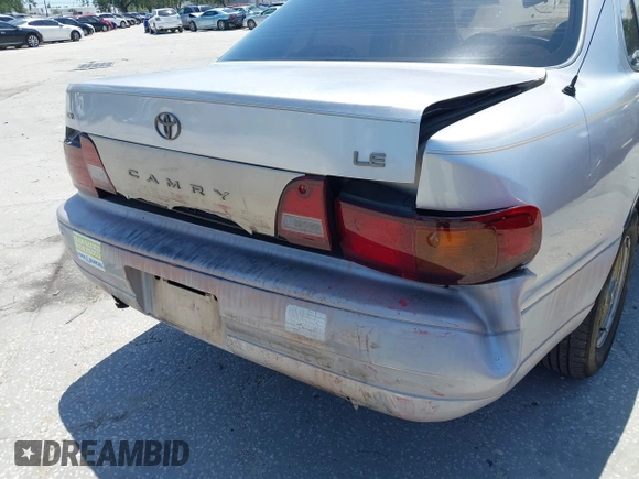 1995 Toyota Camry LE z VIN 4T1SK12E8SU872841, wystawiony jako IAAI lot #42025861 z przebiegiem 228 747 mil mil oraz . Historia ofert i sprzedaży dostępna na DreamBid. Obrazek 13.