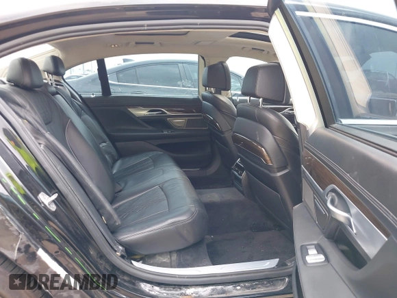 2017 BMW 7 Series 750i z VIN WBA7F0C31HGM22135, wystawiony jako IAAI lot #41919264 z przebiegiem 63 226 mil mil oraz . Historia ofert i sprzedaży dostępna na DreamBid. Obrazek 8.