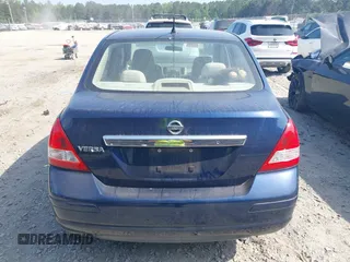 2008 Nissan Versa S z VIN 3N1BC11E88L387270, wystawiony jako IAAI lot #42170127 z przebiegiem 133 555 mil mil oraz . Historia ofert i sprzedaży dostępna na DreamBid. Obrazek 16.