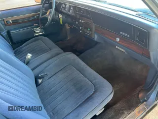 1988 Chevrolet Caprice z VIN 1G1BN81Y8JR214558, wystawiony jako Copart lot #59442205 z przebiegiem 89 217 mil mil oraz Czysty tytuł • Clean title. Historia ofert i sprzedaży dostępna na DreamBid. Obrazek 5.