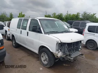2013 Chevrolet Express Cargo z VIN 1GCWGFBA5D1110640, wystawiony jako IAAI lot #42177906 z przebiegiem 204 672 mil mil oraz . Historia ofert i sprzedaży dostępna na DreamBid. Obrazek 1.