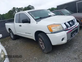 2008 Nissan Titan XE z VIN 1N6BA06C38N351875, wystawiony jako IAAI lot #42368486 z przebiegiem 174 337 mil mil oraz . Historia ofert i sprzedaży dostępna na DreamBid. Obrazek 1.