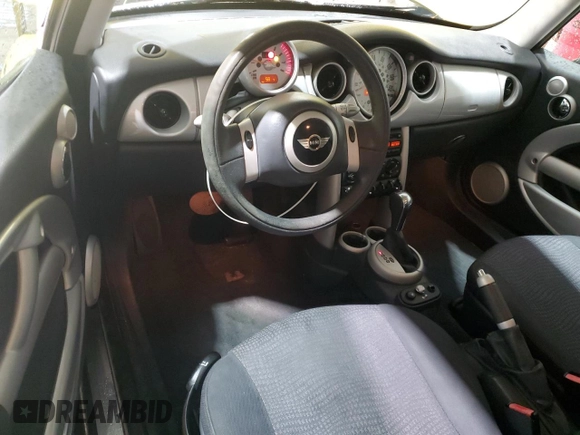 2002 MINI Hardtop z VIN WMWRC33412TE12203, wystawiony jako Copart lot #58246045 z przebiegiem 132 506 mil mil oraz Szkoda całkowita • Salvage title. Historia ofert i sprzedaży dostępna na DreamBid. Obrazek 8.