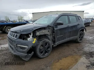 2018 Jeep Compass Latitude z VIN 3C4NJDBB8JT395817, wystawiony jako Copart lot #56929225 z przebiegiem 266 889 mil mil oraz Szkody całkowita. Historia ofert i sprzedaży dostępna na DreamBid. Obrazek 1.