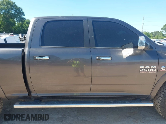 2015 Ram 2500 Laramie z VIN 3C6UR5FL6FG708769, wystawiony jako IAAI lot #42299173 z przebiegiem 101 660 mil mil oraz . Historia ofert i sprzedaży dostępna na DreamBid. Obrazek 13.