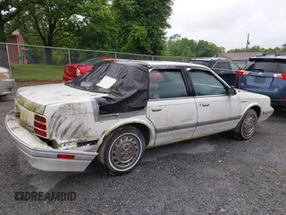1993 Oldsmobile Cutlass Ciera S z VIN 1G3AG54N1P6455773, wystawiony jako IAAI lot #42340327 z przebiegiem 107 933 mil mil oraz . Historia ofert i sprzedaży dostępna na DreamBid. Obrazek 6.