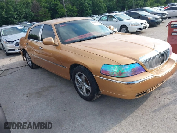 2003 Lincoln Town Car Cartier z VIN 1LNHM83WX3Y633077, wystawiony jako IAAI lot #42501273 z przebiegiem Nie podano mil oraz . Historia ofert i sprzedaży dostępna na DreamBid. Obrazek 1.
