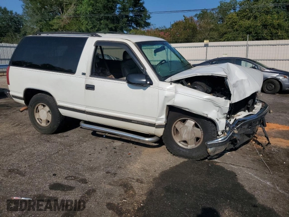 1995 GMC Yukon with VIN 1GKEK18K2SJ700616, listed as a Copart auction lot 68582034 with 205,980 mi miles and Salvage Title. Bid and sale history available at carsss.com. Image 4.