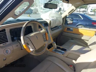 2008 Lincoln Navigator z VIN 5LMFU28538LJ10893, wystawiony jako IAAI lot #42204037 z przebiegiem 138 229 mil mil oraz . Historia ofert i sprzedaży dostępna na DreamBid. Obrazek 5.