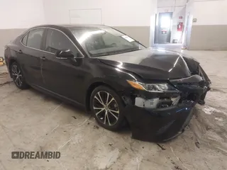 2020 Toyota Camry SE z VIN 4T1M11BK8LU006009, wystawiony jako IAAI lot #41588853 z przebiegiem 44 602 mil mil oraz . Historia ofert i sprzedaży dostępna na DreamBid. Obrazek 1.