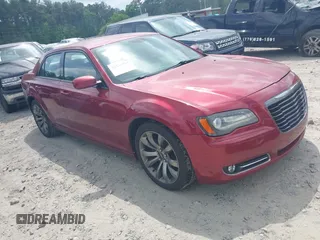 2014 Chrysler 300 S z VIN 2C3CCABG1EH355190, wystawiony jako IAAI lot #42134787 z przebiegiem 107 959 mil mil oraz . Historia ofert i sprzedaży dostępna na DreamBid. Obrazek 1.