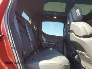 2024 Rivian R1T Adventure z VIN 7FCTGCAA3RN030346, wystawiony jako Copart lot #49440515 z przebiegiem 12 772 mil mil oraz Szkoda całkowita • Salvage title. Historia ofert i sprzedaży dostępna na DreamBid. Obrazek 10.