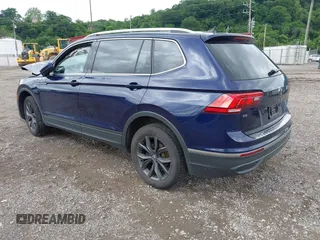2022 Volkswagen Tiguan SE z VIN 3VV2B7AX2NM174360, wystawiony jako IAAI lot #42535724 z przebiegiem 34 723 mil mil oraz . Historia ofert i sprzedaży dostępna na DreamBid. Obrazek 3.