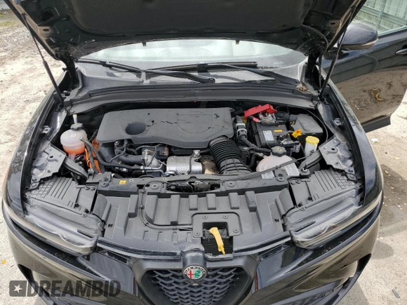2024 Alfa Romeo Tonale Veloce z VIN ZASPATDW2R3054217, wystawiony jako Copart lot #49301915 z przebiegiem Nie podano mil oraz Nie do naprawy • Non repairable. Historia ofert i sprzedaży dostępna na DreamBid. Obrazek 12.