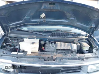 2002 Chevrolet Chevy Van z VIN 1GBFG15M421125415, wystawiony jako IAAI lot #41125944 z przebiegiem 130 600 mil mil oraz . Historia ofert i sprzedaży dostępna na DreamBid. Obrazek 10.
