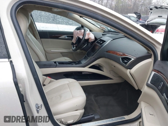 2015 Lincoln MKZ z VIN 3LN6L2JK1FR603766, wystawiony jako IAAI lot #41975944 z przebiegiem 81 547 mil mil oraz . Historia ofert i sprzedaży dostępna na DreamBid. Obrazek 5.