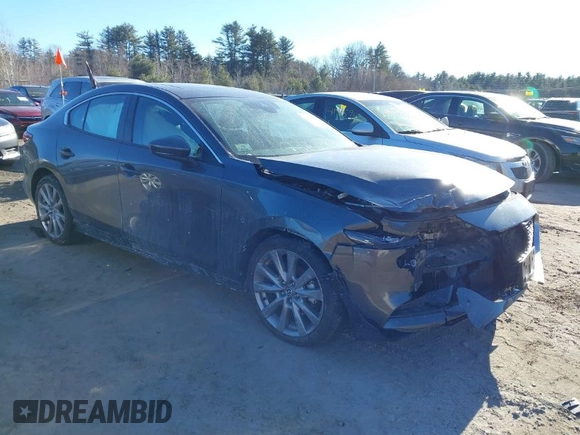 2022 Mazda 3 Carbon Edition z VIN 3MZBPACL4NM309701, wystawiony jako IAAI lot #41419875 z przebiegiem 23 819 mil mil oraz . Historia ofert i sprzedaży dostępna na DreamBid. Obrazek 1.