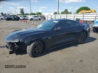 2020 Ford Mustang GT z VIN 1FA6P8CF8L5136040, wystawiony jako Copart lot #56015965 z przebiegiem 67 571 mil mil oraz Nie do naprawy • Non repairable. Historia ofert i sprzedaży dostępna na DreamBid. Obrazek 1.