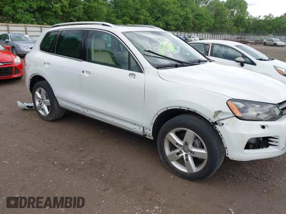 2013 Volkswagen Touareg Exec z VIN WVGEF9BP5DD005322, wystawiony jako IAAI lot #42146276 z przebiegiem 154 498 mil mil oraz . Historia ofert i sprzedaży dostępna na DreamBid. Obrazek 6.