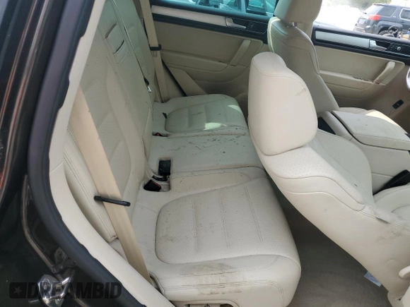 2016 Volkswagen Touareg Sport z VIN WVGEF9BP3GD013102, wystawiony jako Copart lot #53333375 z przebiegiem Nie podano mil oraz Szkoda całkowita • Salvage title. Historia ofert i sprzedaży dostępna na DreamBid. Obrazek 10.