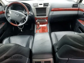 2012 Lexus LS 460 z VIN JTHCL5EF8C5014801, wystawiony jako Copart lot #55930285 z przebiegiem 107 487 mil mil oraz Czysty tytuł • Clean title. Historia ofert i sprzedaży dostępna na DreamBid. Obrazek 8.
