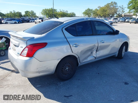 2016 Nissan Versa S z VIN 3N1CN7AP6GL837760, wystawiony jako IAAI lot #41843687 z przebiegiem 233 658 mil mil oraz . Historia ofert i sprzedaży dostępna na DreamBid. Obrazek 4.