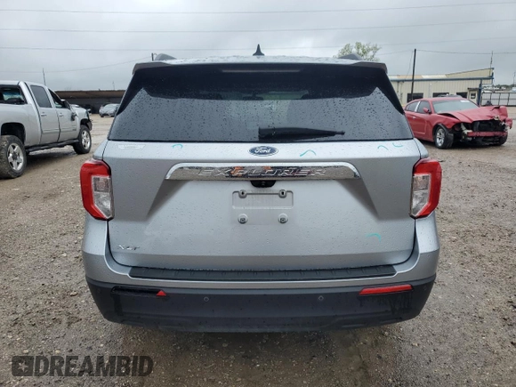 2022 Ford Explorer XLT z VIN 1FMSK7DH8NGA81304, wystawiony jako Copart lot #51003605 z przebiegiem 56 882 mil mil oraz Czysty tytuł • Clean title. Historia ofert i sprzedaży dostępna na DreamBid. Obrazek 6.