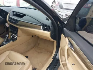2015 BMW X1 sDrive28i z VIN WBAVM1C58FV314530, wystawiony jako IAAI lot #42184209 z przebiegiem 148 619 mil mil oraz . Historia ofert i sprzedaży dostępna na DreamBid. Obrazek 5.