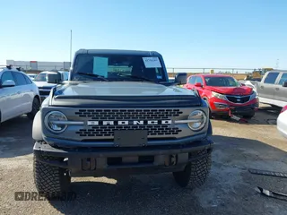 2024 Ford Bronco Badlands z VIN 1FMEE9BP2RLA26774, wystawiony jako IAAI lot #41756285 z przebiegiem 5875 mil mil oraz . Historia ofert i sprzedaży dostępna na DreamBid. Obrazek 13.