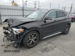 2019 BMW X1 xDrive28i z VIN WBXHT3C59K5L36757, wystawiony jako Copart lot #52758575 z przebiegiem 84 709 mil mil oraz Szkoda całkowita • Salvage title. Historia ofert i sprzedaży dostępna na DreamBid. Obrazek 1.
