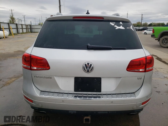 2012 Volkswagen Touareg Sport с VIN WVGFF9BP6CD001833, выставлен на аукционе Copart как лот 54188355 с пробегом 126 272 миль миль и Чистый • Clean title. История ставок и продаж доступна на DreamBid. Изображение 6.