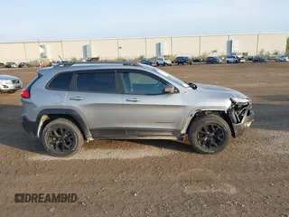 2015 Jeep Cherokee Trailhawk z VIN 1C4PJMBS2FW728961, wystawiony jako IAAI lot #40712830 z przebiegiem 79 299 mil mil oraz . Historia ofert i sprzedaży dostępna na DreamBid. Obrazek 13.