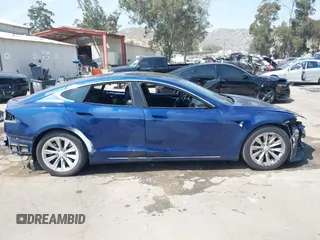 2017 Tesla Model S 100D z VIN 5YJSA1E20HF208771, wystawiony jako IAAI lot #42111317 z przebiegiem 81 919 mil mil oraz . Historia ofert i sprzedaży dostępna na DreamBid. Obrazek 14.