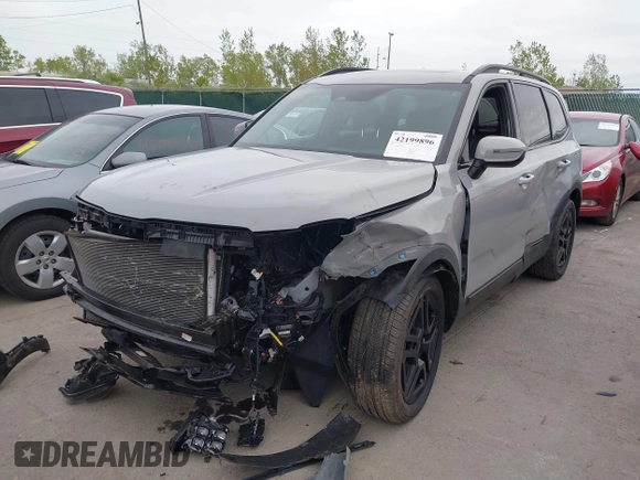 2024 Kia Telluride EX X-Line z VIN 5XYP3DGC0RG501992, wystawiony jako IAAI lot #42199896 z przebiegiem 11 727 mil mil oraz . Historia ofert i sprzedaży dostępna na DreamBid. Obrazek 2.