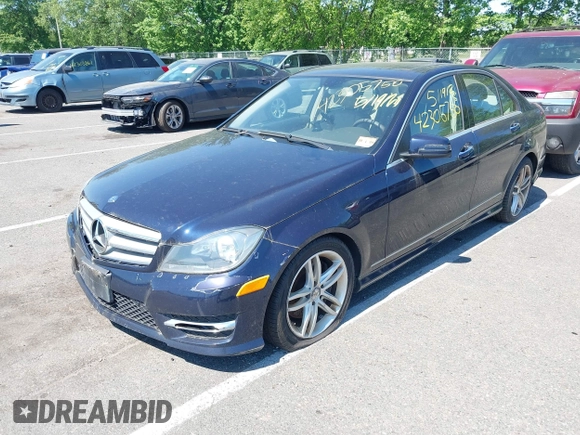 2013 Mercedes-Benz C 300 Sport z VIN WDDGF8AB6DR265878, wystawiony jako IAAI lot #42305750 z przebiegiem 138 585 mil mil oraz . Historia ofert i sprzedaży dostępna na DreamBid. Obrazek 2.