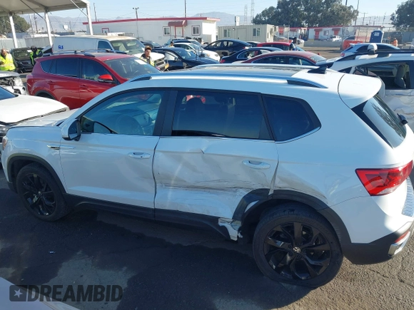 2022 Volkswagen Taos SE z VIN 3VVLX7B20NM097528, wystawiony jako IAAI lot #41152253 z przebiegiem 45 607 mil mil oraz . Historia ofert i sprzedaży dostępna na DreamBid. Obrazek 14.