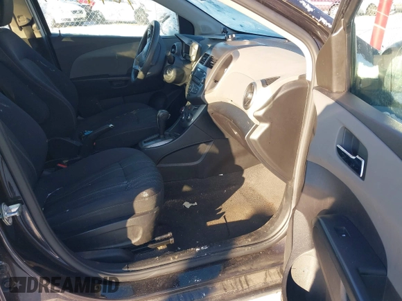 2015 Chevrolet Sonic LT z VIN 1G1JC5SH8F4194265, wystawiony jako IAAI lot #40945117 z przebiegiem 77 229 mil mil oraz . Historia ofert i sprzedaży dostępna na DreamBid. Obrazek 5.