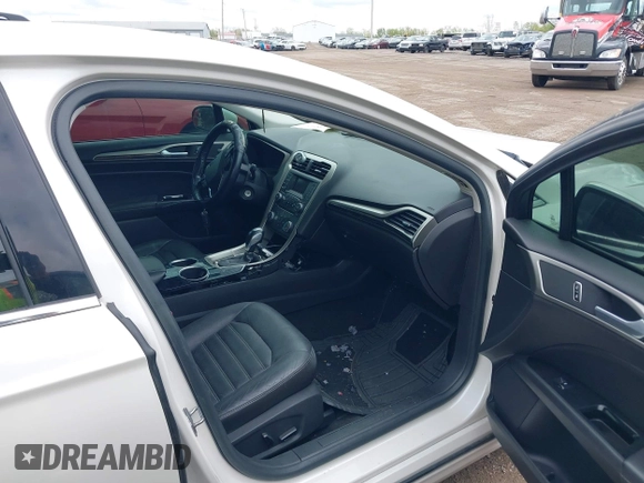 2013 Ford Fusion SE with VIN 3FA6P0HR5DR359686, listed as a IAAI auction lot 42088517 with 106,992 mi miles. Bid and sale history available at carsss.com. Image 5.