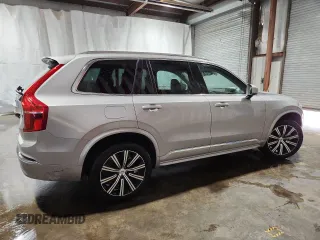 2025 Volvo XC90 Core z VIN YV4M12PJ9S1335325, wystawiony jako Copart lot #59616245 z przebiegiem 13 776 mil mil oraz Czysty tytuł • Clean title. Historia ofert i sprzedaży dostępna na DreamBid. Obrazek 3.