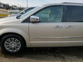 2015 Chrysler Town & Country Touring L with VIN 2C4RC1CG0FR513812, listed as a Copart auction lot 77467854 with 157,196 mi miles and Clean Title. Bid and sale history available at DreamBid. Image 14.