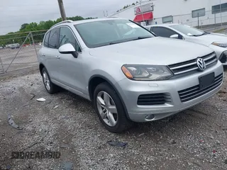 2011 Volkswagen Touareg Sport z VIN WVGFF9BP0BD000384, wystawiony jako IAAI lot #42316945 z przebiegiem 157 200 mil mil oraz . Historia ofert i sprzedaży dostępna na DreamBid. Obrazek 1.