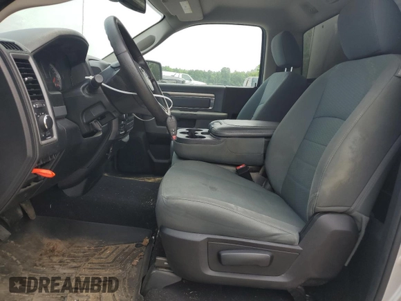 2018 Ram 1500 Tradesman z VIN 3C6JR7DT6JG130036, wystawiony jako Copart lot #59821145 z przebiegiem 140 122 mil mil oraz Czysty tytuł • Clean title. Historia ofert i sprzedaży dostępna na DreamBid. Obrazek 7.