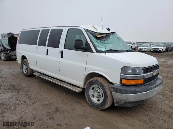2017 Chevrolet Express Passenger LT with VIN 1GAZGPFF7H1225215, listed as a Copart auction lot 47135935 with 161,084 mi miles and Salvage Title. Bid and sale history available at carsss.com. Image 4.