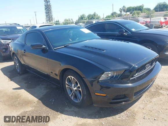 2013 Ford Mustang V6 z VIN 1ZVBP8AM2D5259728, wystawiony jako IAAI lot #42478522 z przebiegiem 179 685 mil mil oraz . Historia ofert i sprzedaży dostępna na DreamBid. Obrazek 1.