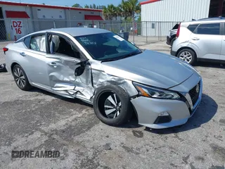 2022 Nissan Altima 2.5 SV with VIN 1N4BL4DV7NN410422, listed as a IAAI auction lot 41882216 with 7,737 mi miles. Bid and sale history available at carsss.com. Image 1.