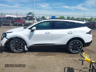 2025 Kia Sportage SX-Prestige z VIN 5XYK53DF8SG295372, wystawiony jako IAAI lot #42279567 z przebiegiem 1 367 mil mil oraz . Historia ofert i sprzedaży dostępna na DreamBid. Obrazek 14.