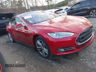 2013 Tesla Model S with VIN 5YJSA1DNXDFP27901, listed as a IAAI auction lot 41823006 with 106,595 mi miles. Bid and sale history available at carsss.com. Image 1.