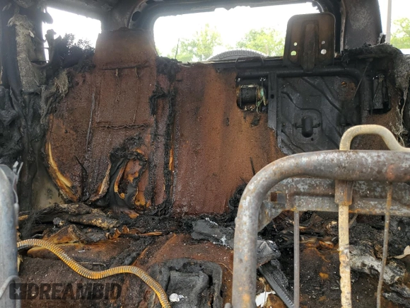 2006 Hummer H3 z VIN 5GTDN136868153785, wystawiony jako Copart lot #58202235 z przebiegiem Nie podano mil oraz Szkoda całkowita • Salvage title. Historia ofert i sprzedaży dostępna na DreamBid. Obrazek 10.